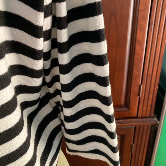 Black and White striped cropped sweater - Picture 5 of 5